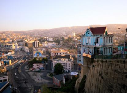 Plongée dans les rues colorées de Valparaiso l'artiste