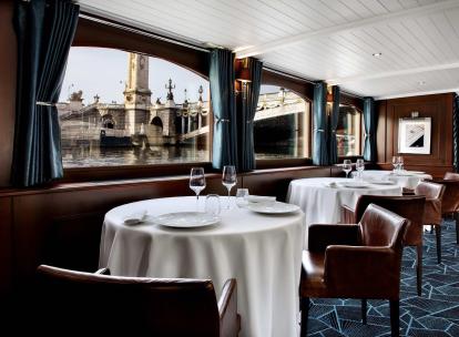 Restaurants péniches à Paris : les plus belles adresses pour dîner sur la Seine