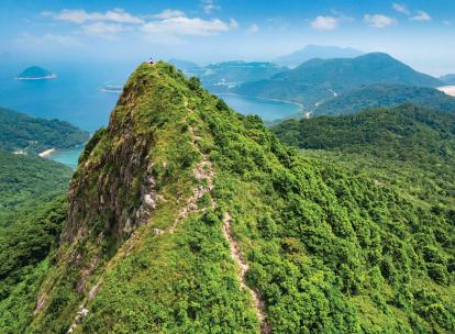 Randonnées, sommets et plages sauvages : le Hong Kong nature raconté par @Travelailleurs