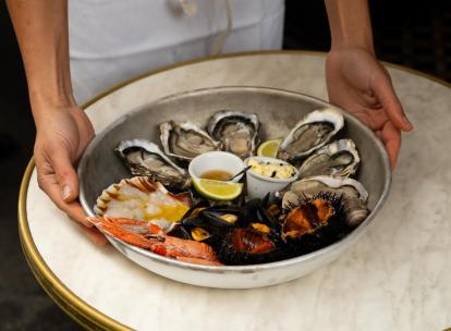 Les meilleurs plateaux de fruits de mer à Paris : à vous bulots et huîtres bien sourcés ! 