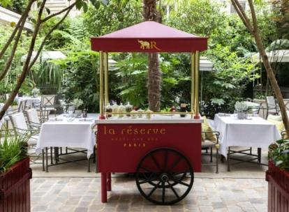 Le patio de La Pagode de Cos à La Réserve Paris