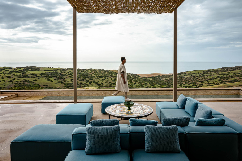 Sur la côte atlantique, au sud de Tanger, La Fiermontina Ocean s’éloigne des standards du luxe balnéaire. À l’écart des circuits touristiques, le séjour s’ancre dans un territoire, entre attention portée à l’environnement et engagement concret auprès des populations locales. Un projet familial, autant qu’une prise de position.