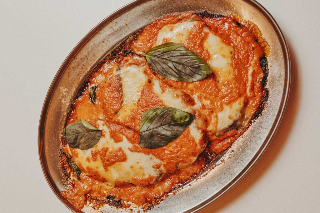 À mi-chemin entre la trattoria italienne et le « diner » américain, le « red-sauce-joint » repaire ultra-populaire aux États-Unis, manquait cruellement à l’appel sur la scène food parisienne. Il débarque enfin ! Direction la Cour des Petites Écuries, dans le 10ème arrondissement, pour découvrir ce jubilatoire Red Sauce, un spot dopé à l’italo-nostalgie et à l’amour de la sauce tomate ! 