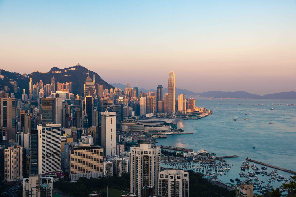 Entre skyline vertigineuse et sentiers de randonnée, temples séculaires et plages de carte postale, Hong Kong mérite bien plus qu’une escale avalée en 24 ou 48 heures. À l’heure de filer vers le Japon, le Vietnam ou Bali, la destination s’impose comme le stop-over idéal à prolonger sur quatre ou cinq jours.