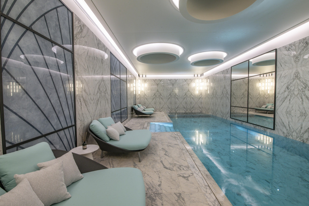 En plein centre-ville, face à la Prom’, le 5 étoiles niçois recèle un écrin bien-être au décor élégant et immersif et à la carte de soins aboutie. 