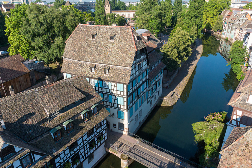 Strasbourg s'éveille sous la lumière franche des beaux jours, loin des cohues de décembre. C’est dans ce décor de brique vive et de ruelles pavées que s'éprouve la solidité de la scène hôtelière locale. Hôtels de luxe, adresses 5 étoiles, maisons de caractère : notre sélection des plus beaux hôtels de Strasbourg?