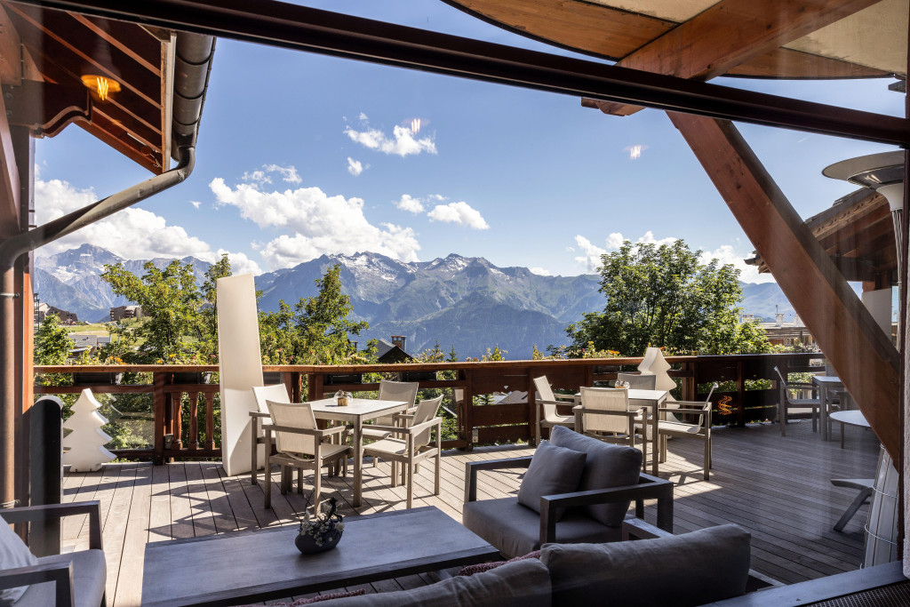 Oui, la montagne se vit autrement que sous la neige ! Hors saison, elle se débarrasse de son costume technique pour révéler une autre personnalité : contemplative, toujours ensoleillée… Les sentiers remplacent les pistes, les terrasses prennent le relais des salons feutrés, et les hôtels se transforment en véritables maisons de vacances, ouvertes sur la nature. À condition, bien sûr, de choisir les bonnes adresses. Voici 5 hôtels parfaits pour des vacances d’été à la montagne. 