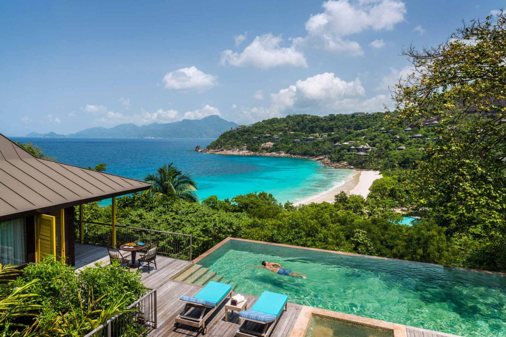 Dans la baie parfaitement protégée de Petite Anse, le Four Seasons Resort Seychelles a choisi de composer avec un relief radical dans 70 hectares de jungle. Villas perchées avec piscine privée, buggies qui transportent de la plage immaculée à la terrasse du restaurant principal : voilà un hôtel qui fait de sa topographie un marqueur fort de l’expérience et qui reste, année après année, en tête des classements des 5 étoiles les plus luxueux au monde.