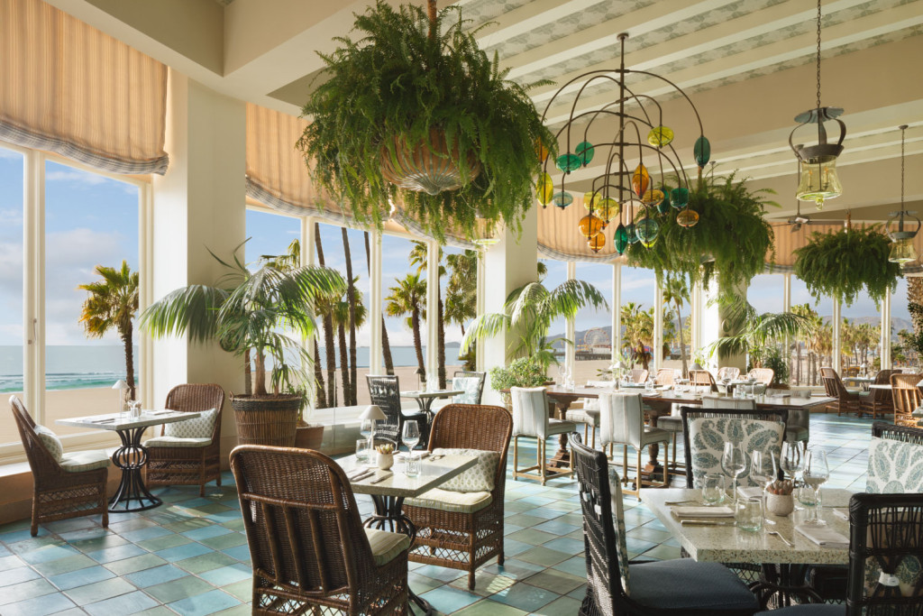 Entre jetée mythique, séances de beach-volley et couchers de soleil hollywoodiens, Santa Monica incarne le rêve californien avec sophistication tout en restant accessible. Ici, le style de vie « beach-chic » règne en maître : cool et décontracté, branché et intemporelle. Côté hébergements, la ville aligne des adresses ultra désirables, entre oasis modernes et retraites au design avant-gardistes, en plein centre-ville ou à deux pas de l’océan. 