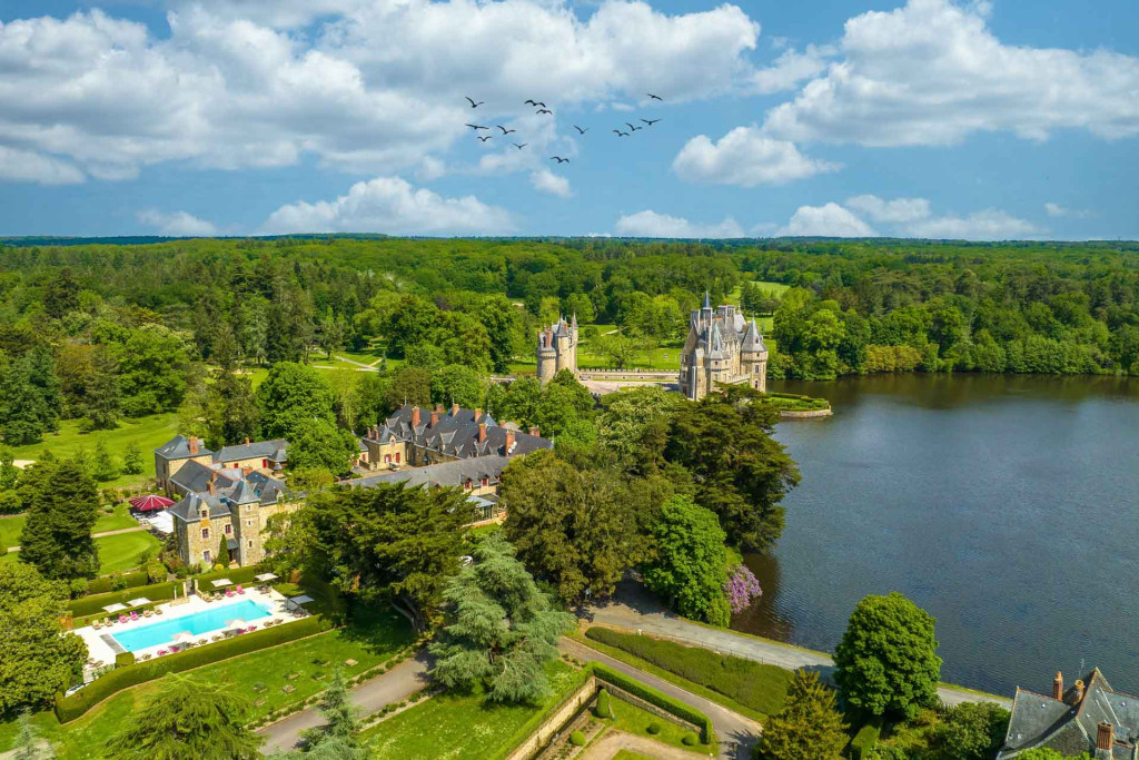 Ne percevez-vous pas comme une envie de prolonger les vacances, par petites touches, le temps d’une escapade au vert ? YONDER a déniché pour vous 6 adresses d’hôtels pour un week-end à la campagne