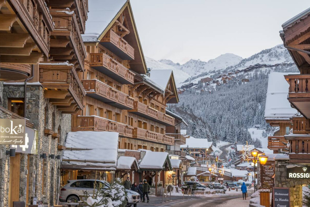 L’hiver venu, les 3 Vallées s’imposent comme l’un des plus vastes terrains de ski au monde. Après les grandes descentes de la journée, place au réconfort : à Courchevel, Méribel, Les Menuires et Val Thorens, notre sélection des meilleurs hôtels 4 étoiles des 3 Vallées. 