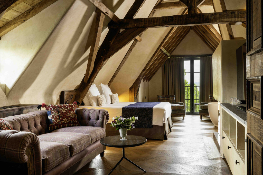 Cette ancienne auberge du XVIIe siècle, où séjournèrent Monet, Boudin et Courbet, conjugue patrimoine, charme normand, gastronomie et bien-être dans un cadre exceptionnel dominant l'estuaire de la Seine. Notre avis sur cette adresse Relais & Châteaux aussi inspirante qu'intemporelle.