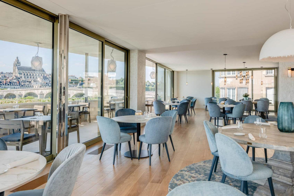 Si elle est avant tout connue pour ses châteaux, sa douceur de vivre et les hauts faits historiques qui s'y sont déroulés de la Renaissance à nos jours, la région Centre Val de Loire regorge également de tables remarquables. Sélection des restaurants incontournables autour des Châteaux et dans la vallée de la Loire.

