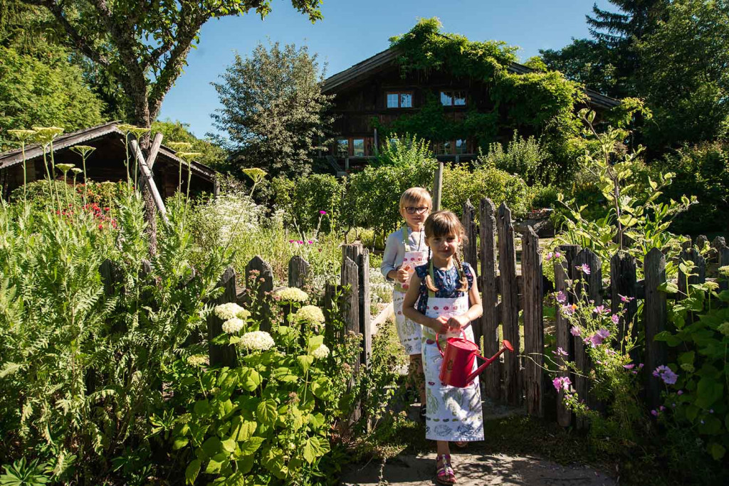 Aux beaux jours, la montagne constitue un incroyable terrain de jeux. De la simple balade à l’aventure teintée d’adrénaline, les activités grandeur nature dans un paysage sublime créent des souvenirs mémorables. Focus sur ces hôtels dont les prestations comblent les amateurs de vacances d’été en famille à la montagne. 