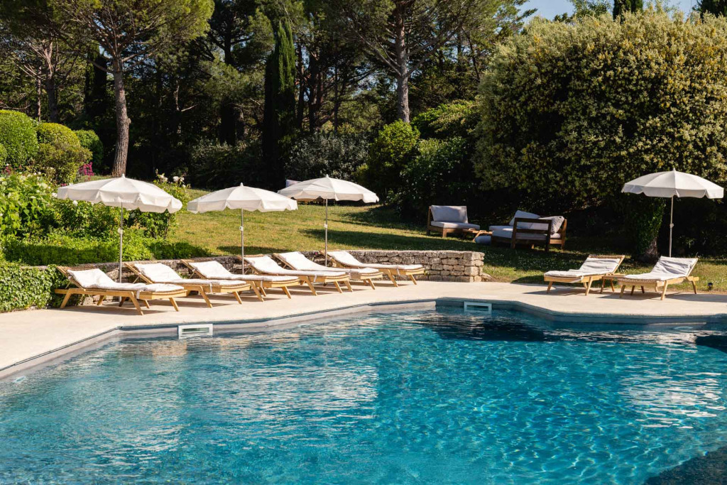 On vient de passer quelques jours près du village de Bonnieux, dans le Luberon, où Capelongue a terminé sa mue. L'hôtel 5 étoiles met en scène un village typique intégrant table étoilée, restaurant de cuisine au feu de bois et spa romain.
