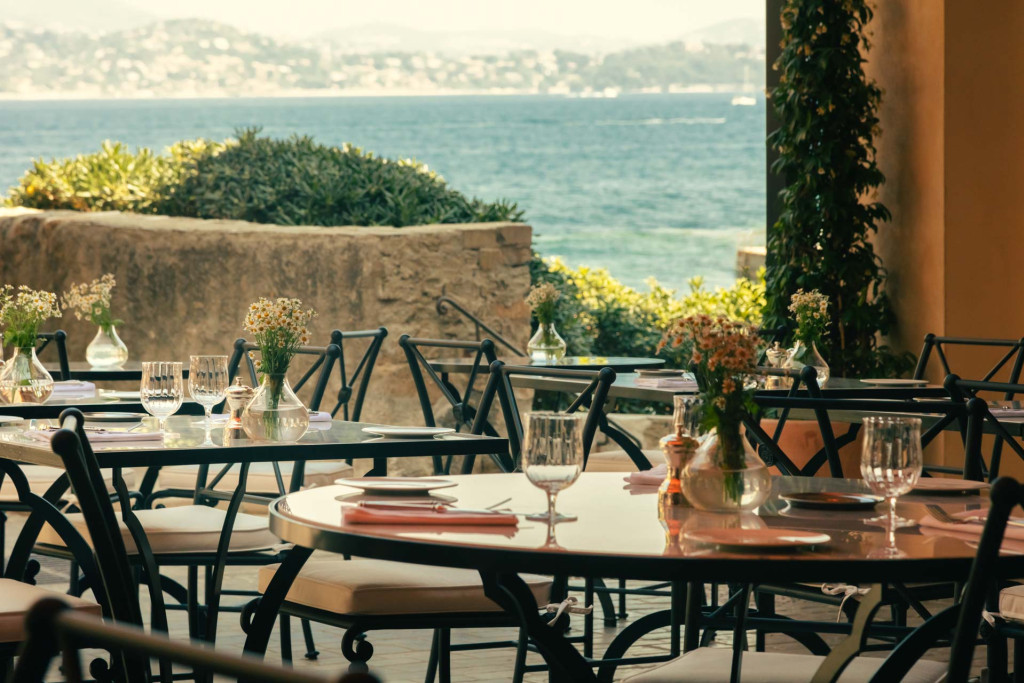 Du Var, on retient autant la palette de bleu de la Méditerranée que les verts de l’arrière-pays, la discrétion d’un domaine campé sur une colline comme l’effervescence assumée d’un Saint-Tropez. Notre sélection des meilleures hôtels du Var.