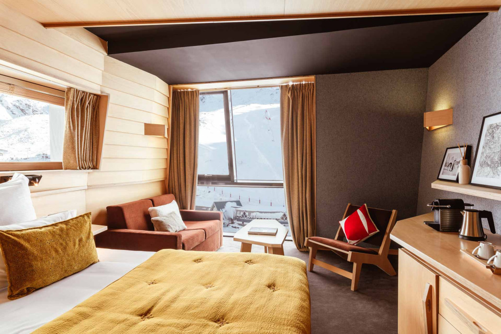 Plus haute station de ski française à 2 300 m d'altitude, située au cœur du plus vaste domaine skiable du monde, les 3 Vallées (qui relient Méribel, Courchevel et les Menuires), Val Thorens cumule les superlatifs. Toutes les bonnes adresses de la rédaction pour dormir, manger et faire la fête.