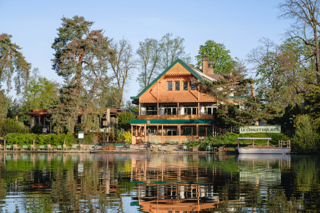 Aux beaux jours, le Chalet des Îles déploie son brunch sur ses grandes terrasses ensoleillées ou dans son chalet en bois à l’atmosphère chaleureuse et raffinée.