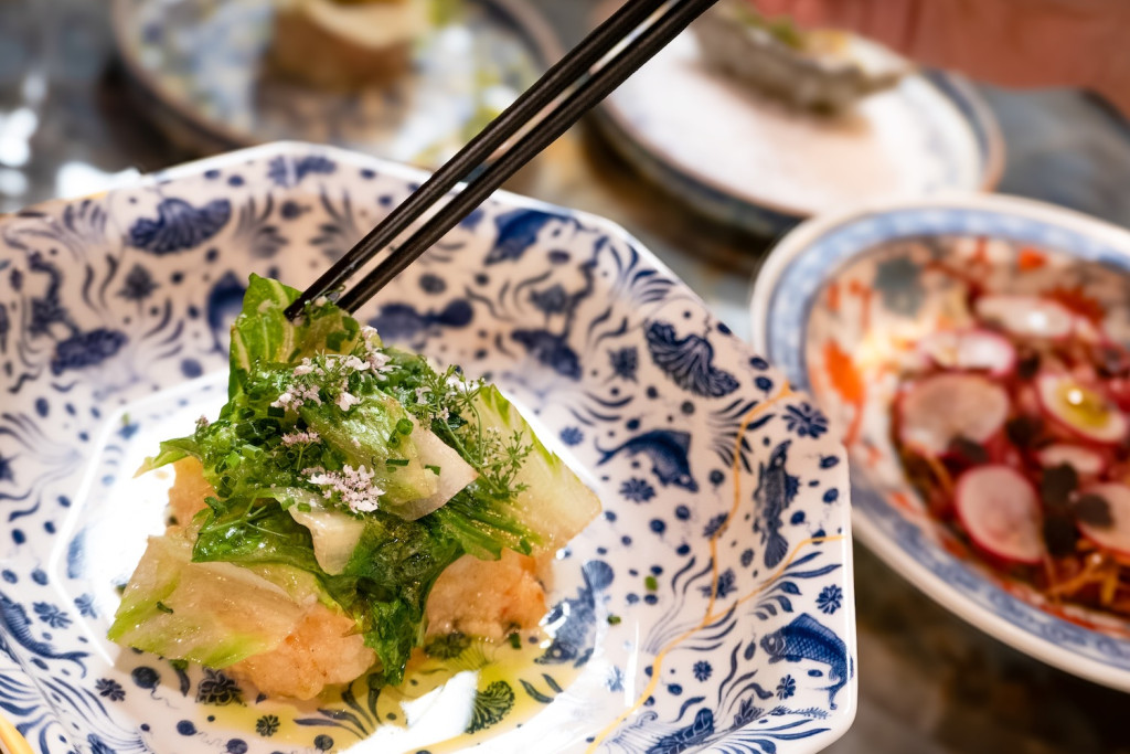 Après Magma, le chef japonais Ryuya Ono change de registre avec Bund, nouvelle table du quartier de la Bourse consacrée à une cuisine chinoise contemporaine. Et redonne ses lettres de noblesse au mot fusion. 