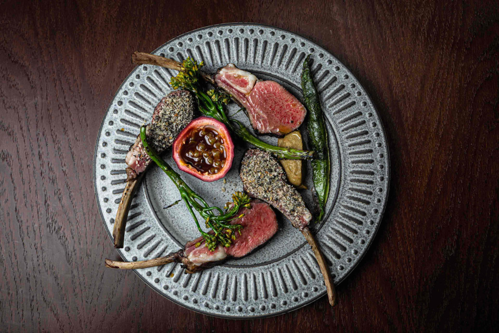 Après le succès fulgurant de CAM en son temps et tandis que son bistrot JIP fait les beaux jours de la rive droite, le chef Esu Lee a ouvert il y a peu Orson rue du Dragon. Une adresse bien trouvée pour un chef qui, manifestement, n’a rien perdu de son feu sacré. 