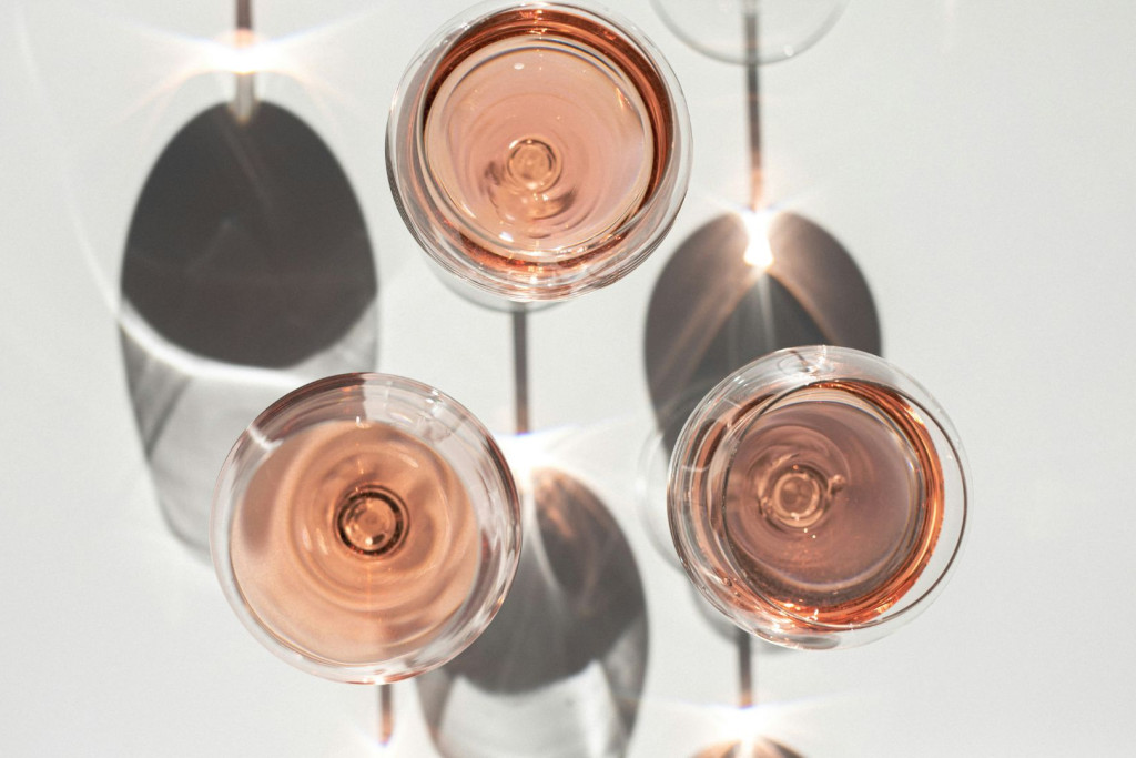 Si, pendant longtemps, rosé était synonyme de piscine – voire pour les plus farfelus de pamplemousse – la qualité de ces vins s'étant nettement améliorée depuis quelques années, on peut désormais les apprécier en toute occasion, voire en toute saison. Voici notre sélection des meilleur rosés de l'été à mettre au frais.
