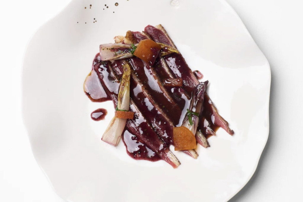 Dans l'écrin quadri-centenaire des galeries du Palais Royal, le chef originaire des pouilles Martino Ruggieri signe une cuisine d'une puissance rare, entre poésie et gourmandise absolue. Un dialogue entre deux histoires : celle d'un lieu fondateur et celle d'un chef à la maturité éclatante.