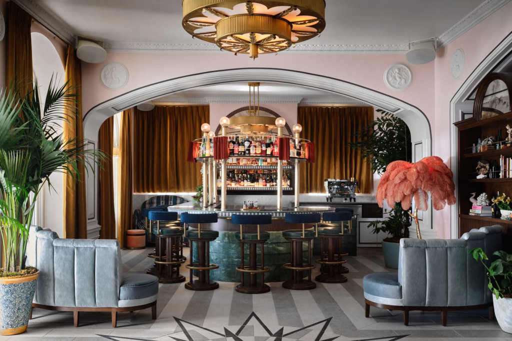 Los Angeles est une mosaïque magnétique qu'on ne dompte jamais vraiment, on apprend tout au plus à naviguer dans ses paradoxes. Des néons de Downtown à l'horizon infini de Santa Monica, voici une sélection d’adresses, du Ryokan minimaliste aux icônes Art déco, jusqu’aux planques balnéaires… Autant de lieux vivants, ancrés dans la légende californienne.