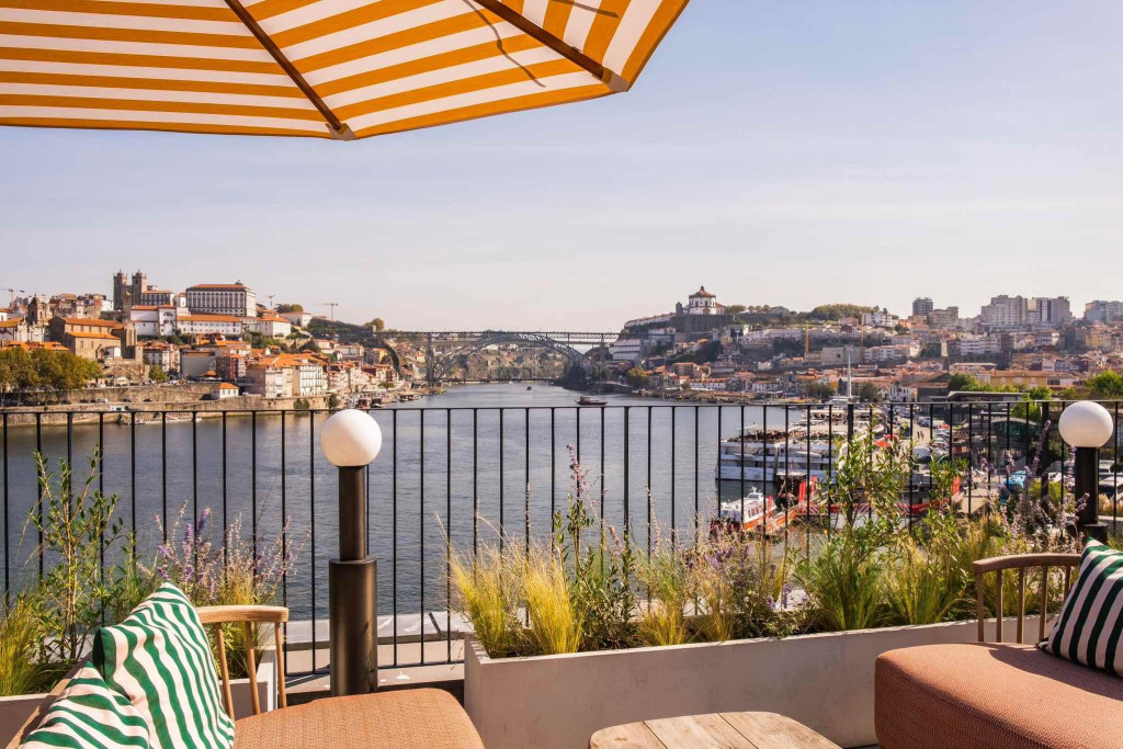 Porto, la ville invincible aux ruelles escarpées, aligne ses azulejos, ses façades patinées et ses caves de porto sur les rives du Douro. Entre deux balades dans la Ribeira ou un verre de vinho verde à Foz do Douro, on fait halte dans l’un de ces hôtels-spa de Porto, des refuges urbains pour se relaxer sans quitter le centre de le capitale du nord du Portugal. 
