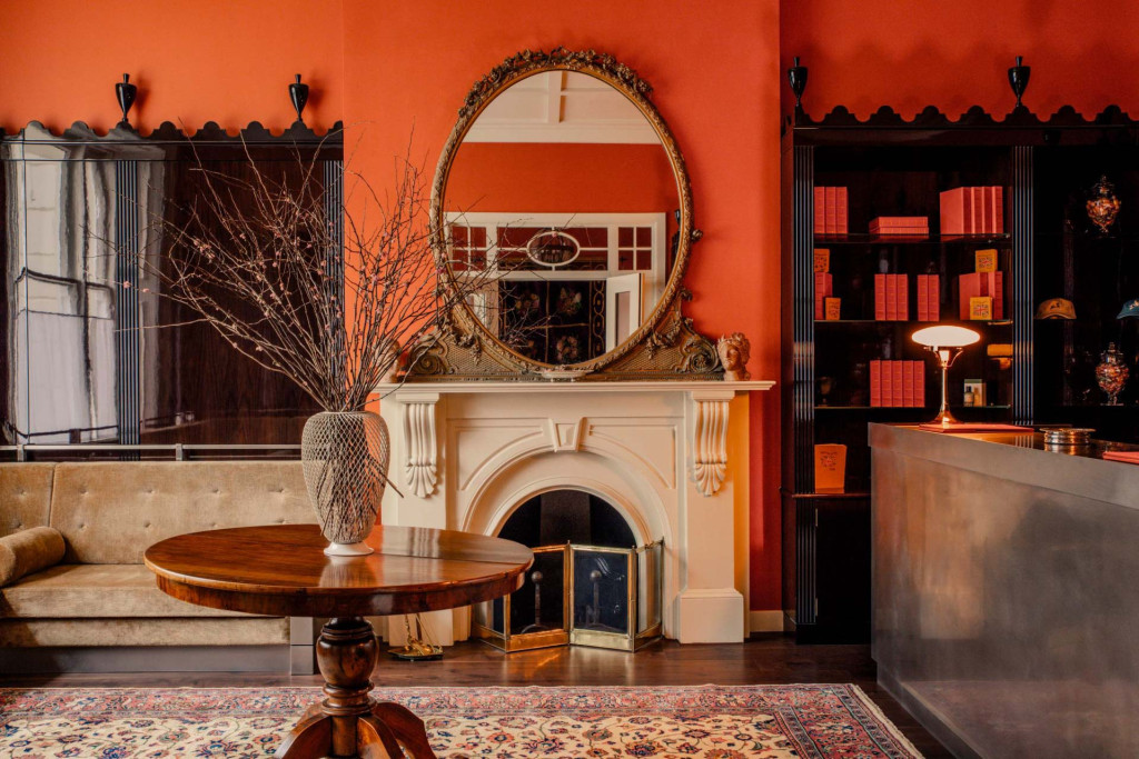 Que vous recherchiez une maison de famille à l’allure victorienne, une retraite design avec rooftop ou une adresse confidentielle au décor tout droit sorti d’un roman de Jane Austen, les plus beaux hôtels autour de Hyde Park offrent chacun une expérience unique, à un jet du plus célèbre des parcs londoniens.