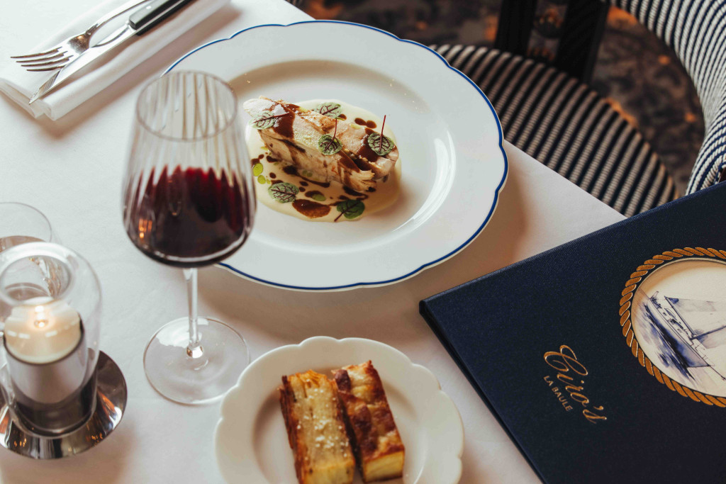 La Baule incarne ce parfait mariage d’élégance et de discrétion qui la rend si plaisante toute l’année. Idéalement située entre terre et mer, la Perle de la Côte d’Amour était prédestinée à devenir un haut lieu gastronomique. Confirmation avec cette sélection des meilleurs restos de La Baule.