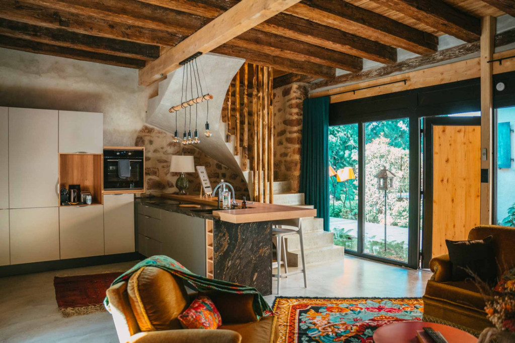 Cabane nichée dans les feuillages, bateau amarré au pied d’un château ou suite grand luxe dans une grotte… Ces hébergements insolites en France bousculent les codes de l’hôtellerie classique. Pour une nuit que vous ne risquez pas d'oublier, voici nos adresses étonnantes à tester au moins une fois ! 