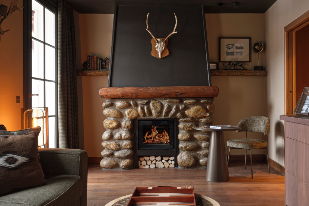 Cinq étoiles, certes, mais surtout des hôtels où l’on a hâte de se réfugier après une journée sur les pistes. Sélection d'hôtels 5 étoiles à la montagne où enfiler ses chaussons avec plaisir. 