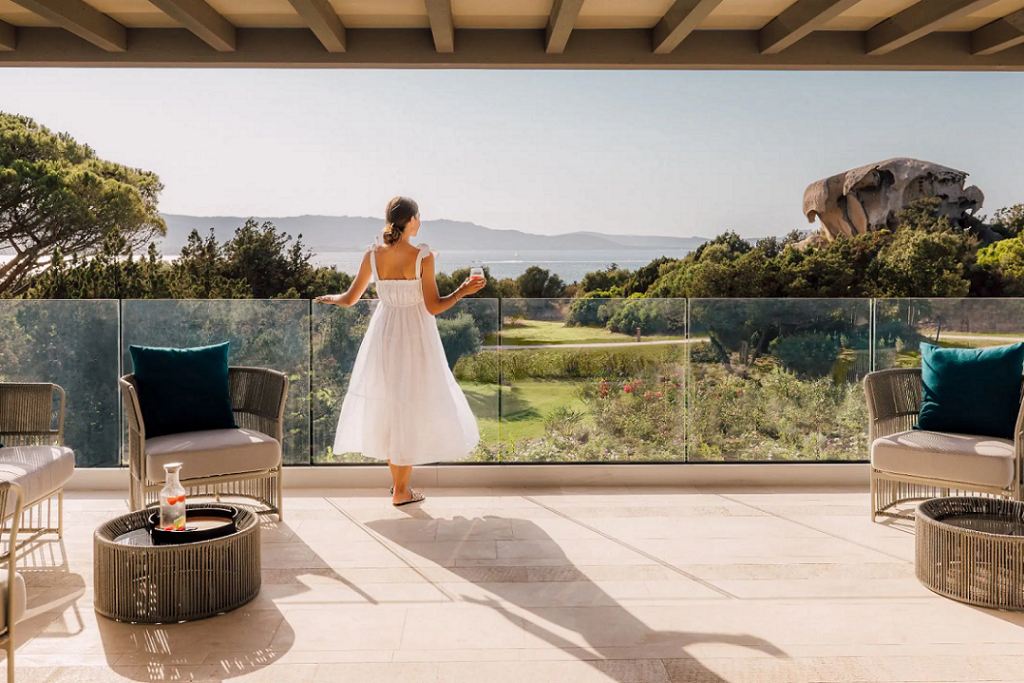 De la Costa Smeralda et son élégance légendaire aux villas royales posées sur des péninsules préservées, la Sardaigne se décline en mille visages pour les couples en quête d'un mariage d'exception au bord de la Méditerranée. Notre sélection de cinq adresses où paysages, hospitalité et art de vivre composent un décor inoubliable pour se dire oui.