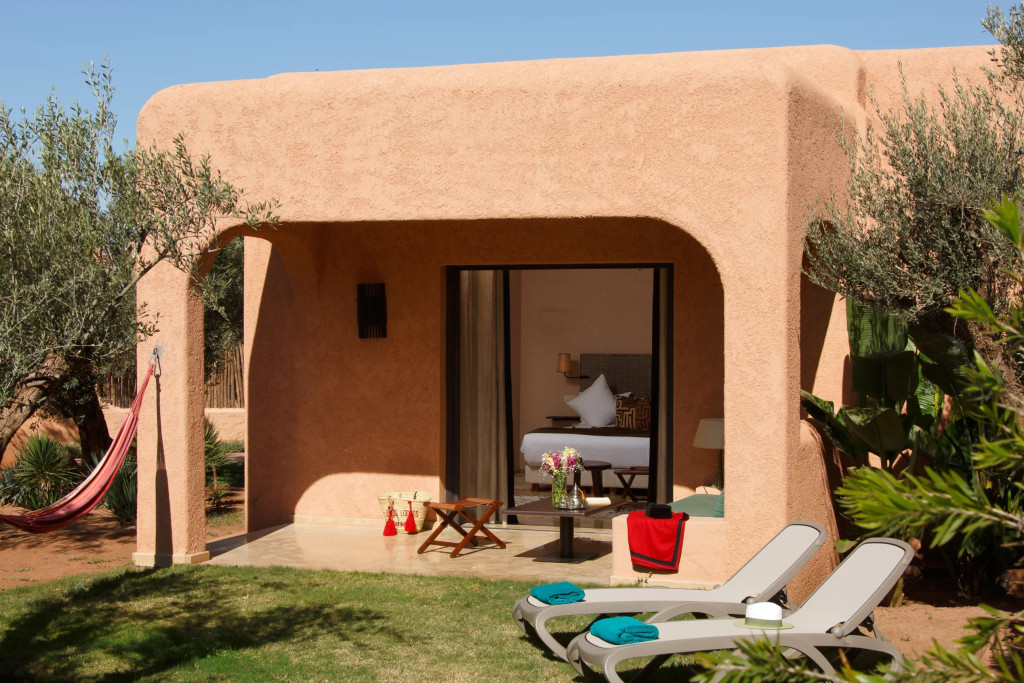 À Marrakech, l’Oasis Lodge cultive un luxe discret au cœur d’un écrin de verdure de cinq hectares, à seulement dix minutes de la médina. Avec ses 25 nouveaux lodges aux accents marocains, son restaurant La Table des Oliviers et sa piscine bordée de végétation, cette adresse cinq étoiles conjugue dépaysement, sérénité et art de vivre, en couple comme en famille.