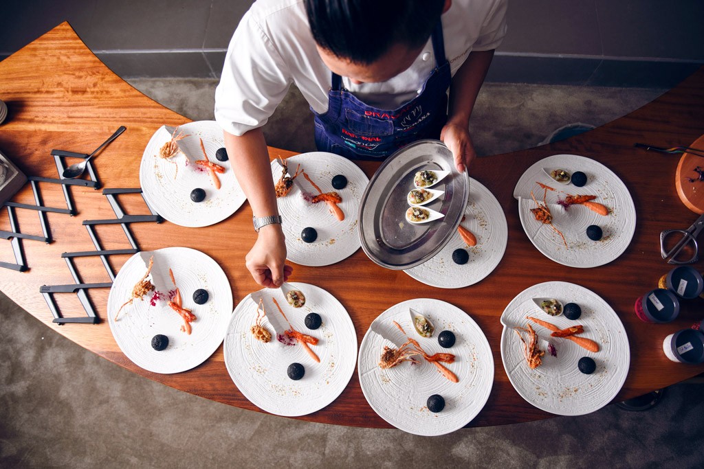 Où bien manger à Dubaï ? Pour répondre à cette question, nous avons sélectionné les 55 meilleurs restaurants et les plus belles tables de la destination. Cuisines du monde, tables d’auteur et cadres à couper le souffle sont au programme.