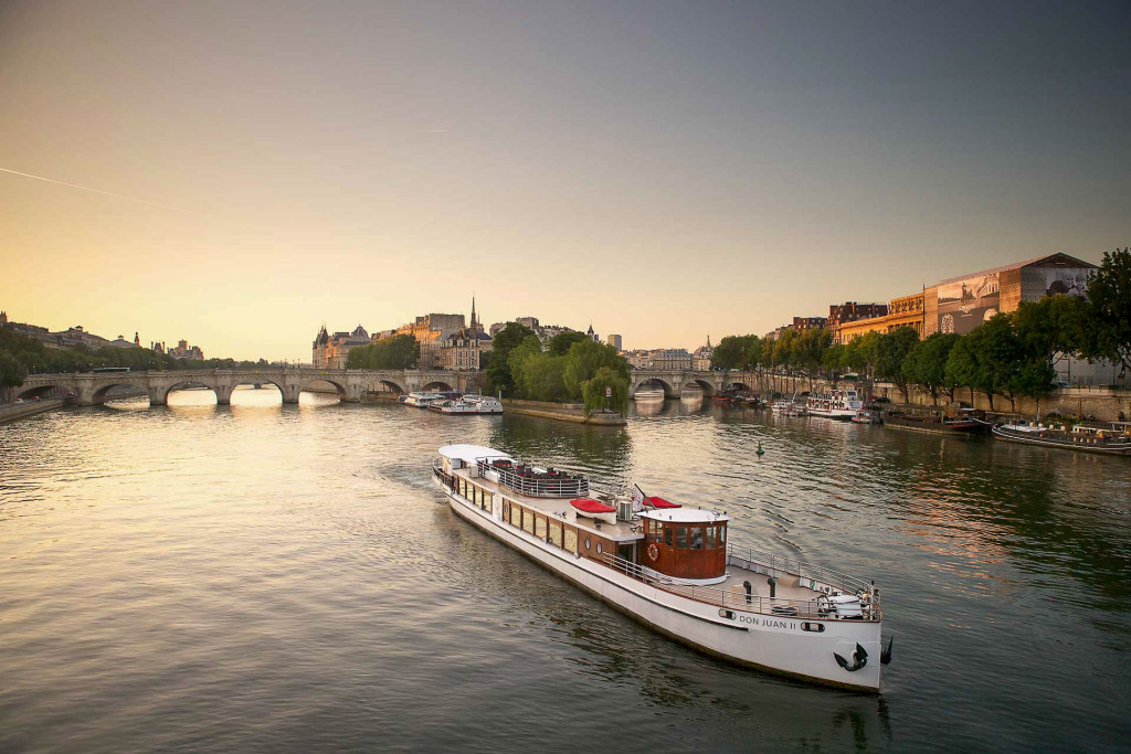 Frédéric Anton signe un menu au cordeau à bord d’un yacht intimiste, pour une croisière gastronomique au fil de Paris.
