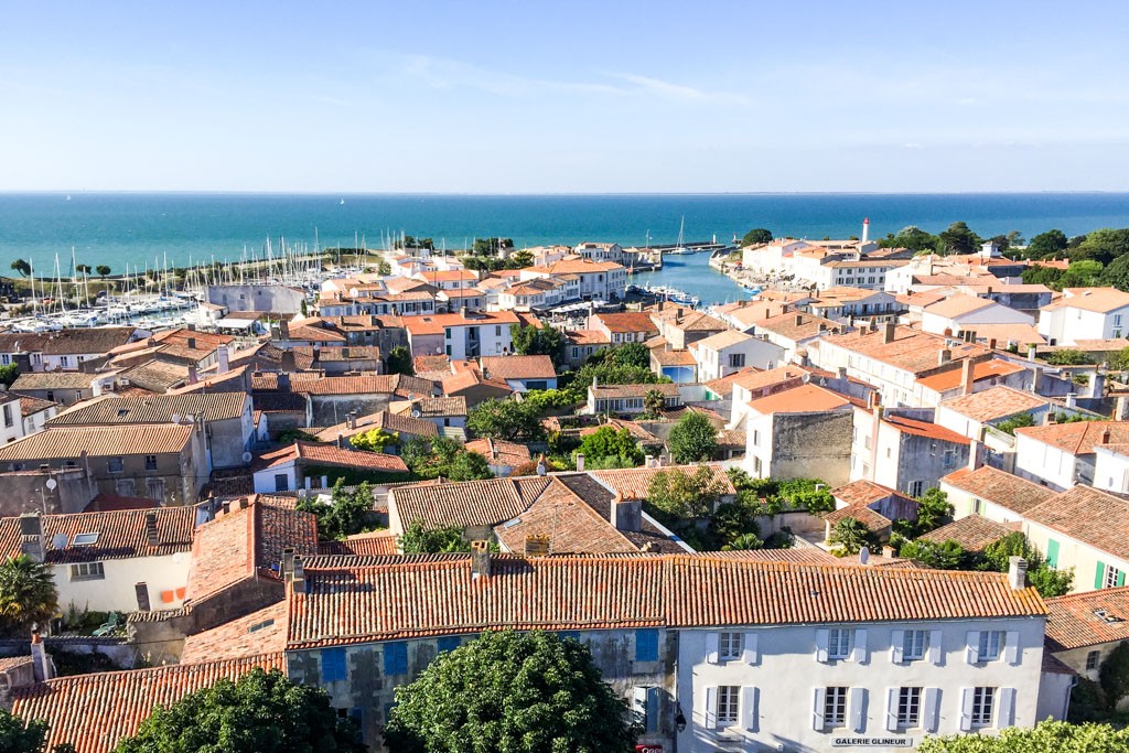 Quoi faire à l'île de Ré ? Nature, architecture, farniente ou gastronomie, l’Île de Ré a bien des atouts pour un joli weekend sur la Côte Atlantique. Découvrez le meilleur de l’île, entre expériences incontournables et notre sélection de bonnes adresses où dormir et manger. 