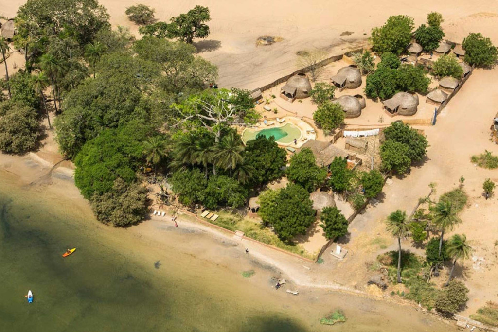 Au Sine Saloum, région préservée du Sénégal, la beauté trace son chemin à travers la simplicité. On y vient pour rencontrer la population, contempler des paysages, percevoir la fragilité du vivant, mais aussi cette obstination humaine à le préserver, comme un serment silencieux fait à la nature. Le voyage au Sine Saloum se fait au rythme lent des pirogues qui glissent dans la mangrove, des nuits en bivouac sur des îlots inhabités.