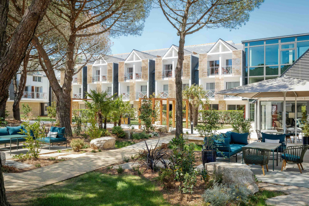 Ancrée dans la baie de Quiberon, à quelques pas de la Grande Plage, Thalazur Carnac signe son grand retour dans le monde de la thalassothérapie. Après 18 mois de travaux d’envergure, cette escale historique se positionne dans le top des destinations bien-être en Bretagne. Zoom sur cet établissement labellisé Clé Verte depuis janvier 2026.