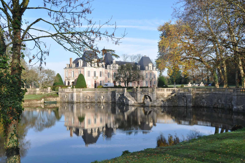 À Mazières-en-Gâtine, l’Alexandra Palace porte haut les couleurs d’un luxe patrimonial renouvelé. Découverte d’un château-hôtel 5 étoiles où l’esprit rococo rencontre la campagne apaisée. 