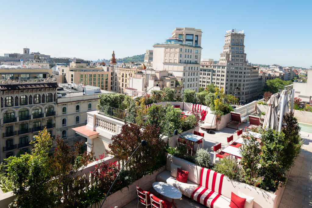 Quels sont les meilleurs hôtels 5 étoiles à Barcelone ? Du centre historique à l’Eixample en passant par Montjuïc, voici les adresses à retenir pour leur emplacement, leur personnalité et la qualité de l’expérience.