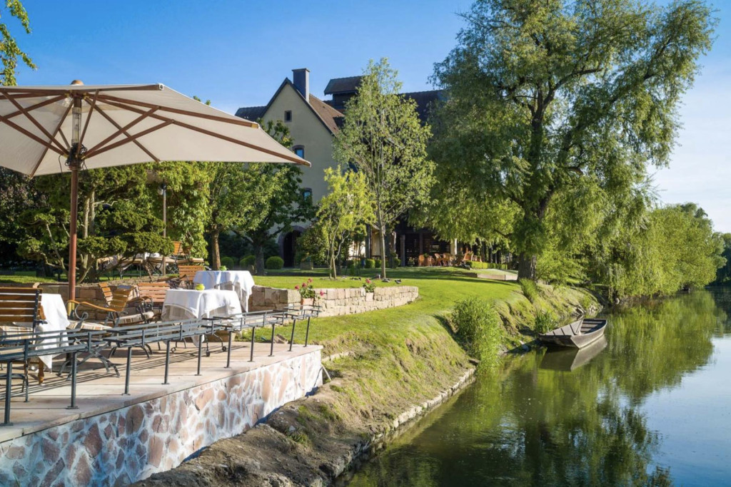 Tables étoilées, winstubs de caractère ou adresses plus confidentielles : la gastronomie alsacienne n'a plus rien à prouver. De Strasbourg à Kaysersberg, voici 13 restaurants parmi les meilleurs d'Alsace, de quoi combler les gourmets les plus exigeants.
