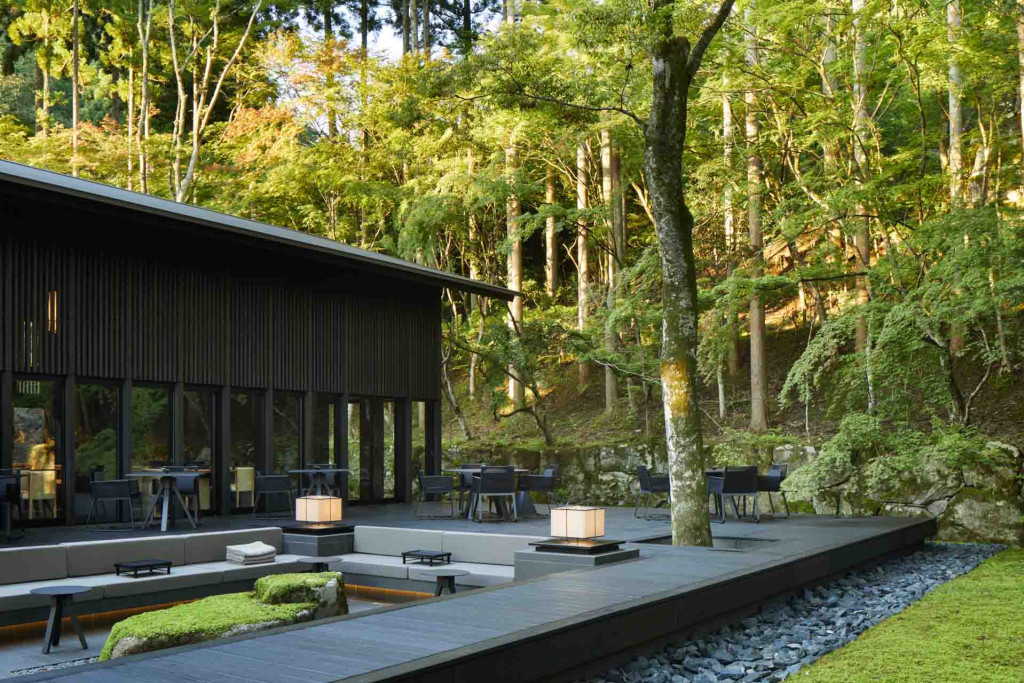 Troisième adresse du groupe au Japon, Aman Kyoto est une destination inspirée pour un séjour contemplatif. En équilibre entre traditions séculaires et modernisme occidental, son sens de l’esthétique, de la justesse, son obsession des détails en font l’un des plus singuliers hôtels de Kyoto. Une expérience unique. 

