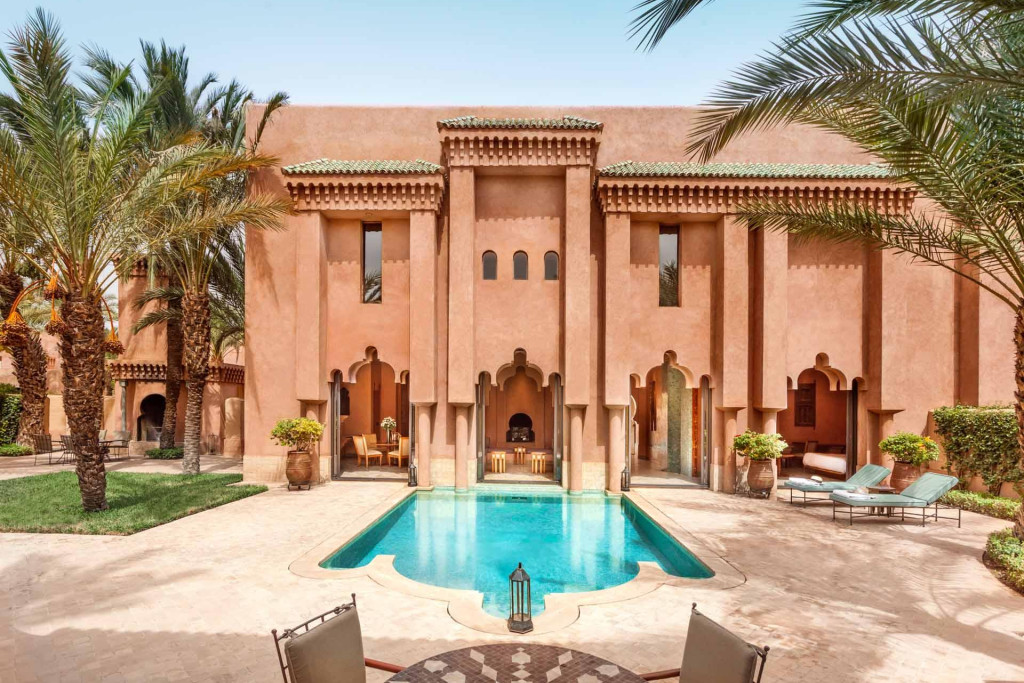 Dans la douceur de l’hiver, Marrakech est la destination idéale pour un week-end comme une parenthèse de raffinement. A savourer au bord de sa piscine privée en séjournant dans l’un des trois plus beaux hôtels de la ville rouge.
