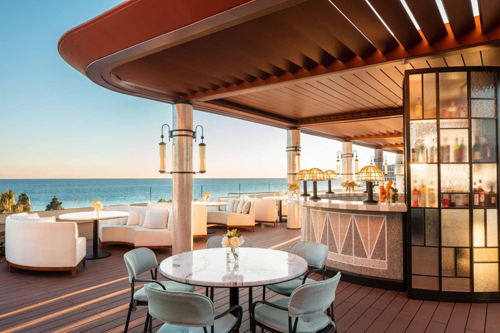 De la Promenade des Anglais aux hauteurs plus confidentielles, la ville classée à l’Unesco aligne des adresses où le séjour devient décor. Voici notre sélection des plus beaux hôtels 4 et 5 étoiles où dormir à Nice.
