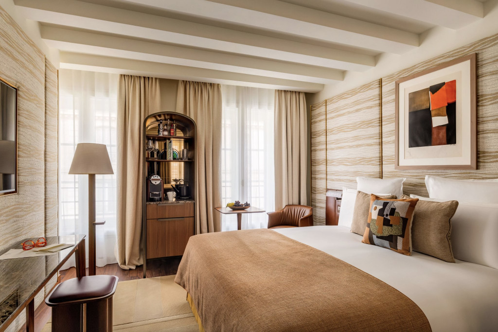 Un an de travaux, six clés en moins et davantage de place pour s’installer : rue Dauphine, l’Hôtel d’Aubusson retrouve ses voyageurs dans un décor très réussi signé Bruno Borrione. Ce 5 étoiles de Saint-Germain-des-Prés associe désormais ses poutres anciennes à des créations d’artisans, tout en conservant deux solides arguments pour prolonger le séjour : les soirées musicales du Café Laurent et une piscine de 20 mètres.