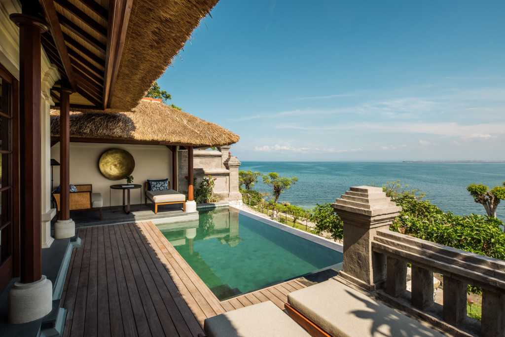 Sur l’île des Dieux, le Four Seasons Resort Bali at Jimbaran Bay cultive un luxe serein, profondément ancré dans la culture balinaise. Un écrin verdoyant où la gastronomie, l’excellence du service et le spa signent une expérience à part. 