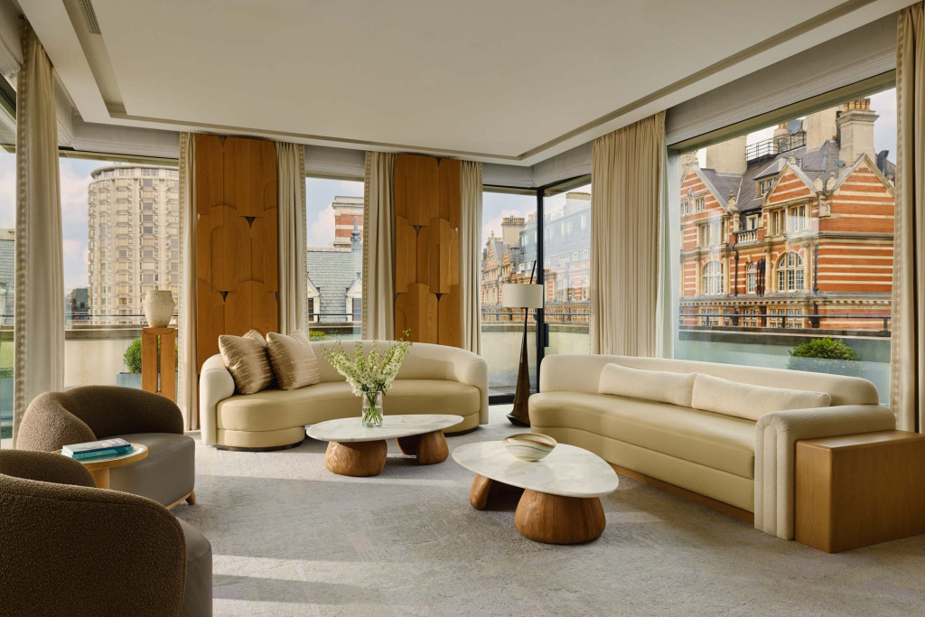 Que vous recherchiez une maison de famille à l’allure victorienne, une retraite design avec rooftop ou une adresse confidentielle au décor tout droit sorti d’un roman de Jane Austen, les plus beaux hôtels autour de Hyde Park offrent chacun une expérience unique, à un jet du plus célèbre des parcs londoniens.