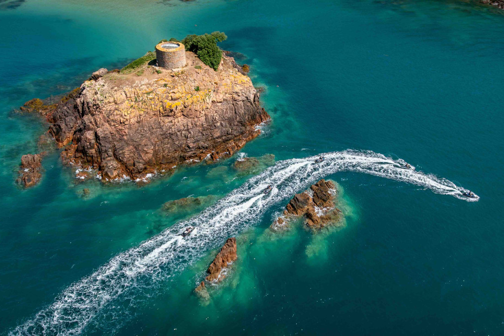 Derrière cette petite île simple et confidentielle en apparence se cache une riche histoire associée à des paysages naturels toujours tournés vers la mer. Appréciable pour sa superficie à taille humaine, Jersey promet un séjour tout en douceur. Que faire à Jersey en 3 jours : notre programme clé en main.