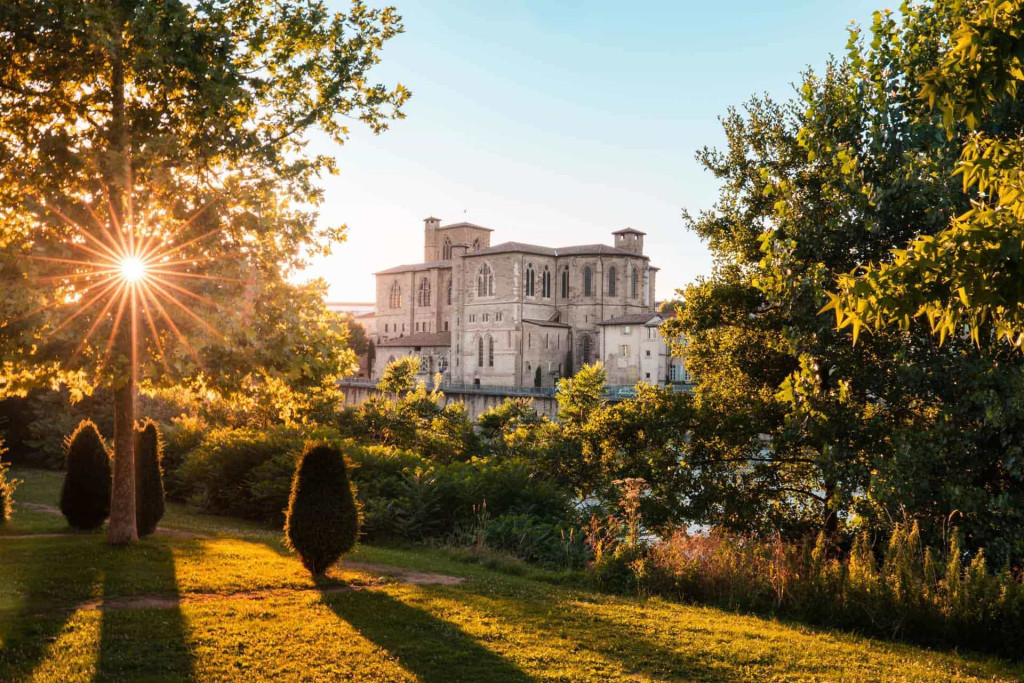 Entre la Vallée du Rhône et les contreforts du Vercors, la Drôme déploie une diversité de paysages et de richesses patrimoniales ou gourmandes aptes à combler toutes les curiosités. Laissez-vous guider par un Grand Tour au cœur de ce concentré de nature et de culture(s).